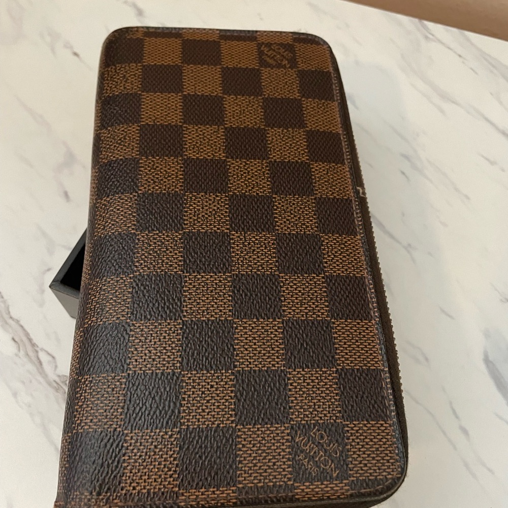 Louis Vuitton Damier Ebene timeless and iconic Zip Wallet